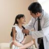 A doctor is checking a children for HFMD (illustration)