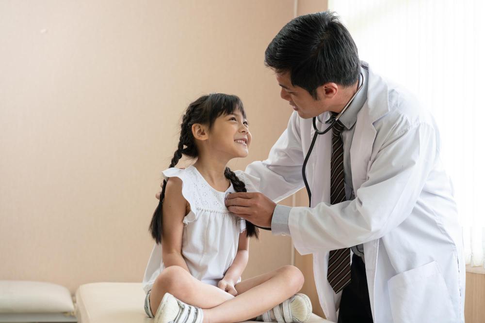 A doctor is checking a children for HFMD (illustration)